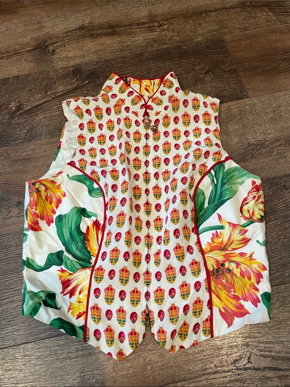 Floral Print Sleeveless Vest in White, Red & Green